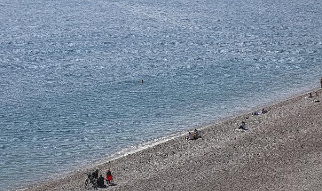 Denizin, havadan sıcak olduğu Antalya'da sahiller doldu