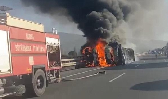 Devrilen TIR yandı; şoför kendi imkanları ile çıktı