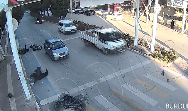 Direğe çarpan motosiklet sürücüsünün kaskı başından fırladı