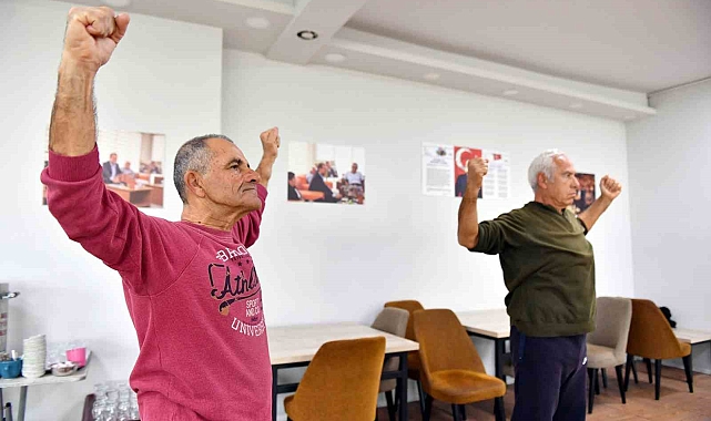 Emekli evi üyeleri sabah sporunda bir araya geliyor