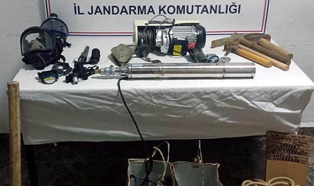 Evin altına 40 metrelik kuyu açıp, asansör sistemi kurarak define aradılar
