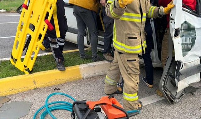 Fabrika işçilerinin taşındığı servis ile TIR çarpıştı: 9 yaralı