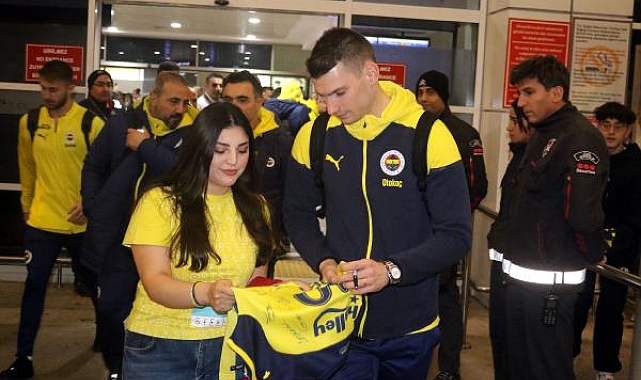 Fenerbahçe, Antalya'da coşkuyla karşılandı