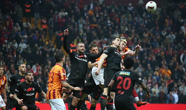 Fenerbahçe'den sonra Galatasaray'da veda etti