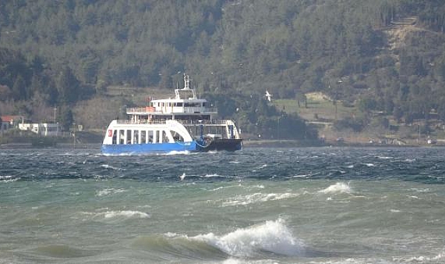 Gökçeada ve Bozcaada feribot seferlerine 'fırtına' engeli
