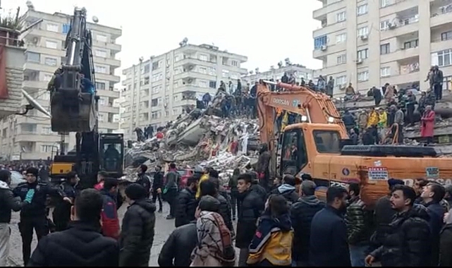Gördüğü rüya üzerine ailesinin vefat ettiğini anlayan acılı baba, depremde eşini ve 4 evladını kaybetti