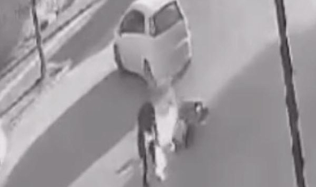 Hafif ticari araca çarpan motosiklet sürücüsünün kıyafetleri alev aldı, o anlar kamerada