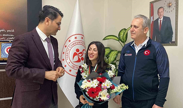 Halterde Avrupa rekoru kıran Gamze Altun, davul zurna eşliğinde karşılandı
