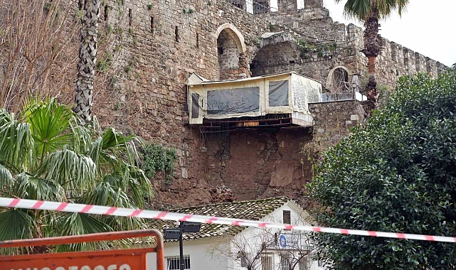 Hayatı felç eden sağanak tarihi surları da yıktı
