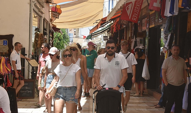 Hedef denizden 100 binden fazla, hava yoluyla da 1 milyon turist