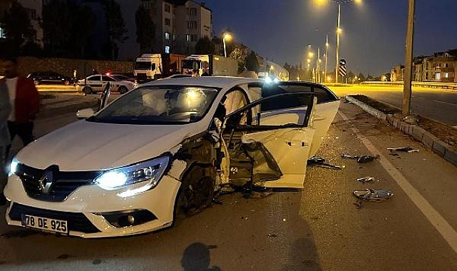 İki otomobilin çarpıştı 4 yaralandı