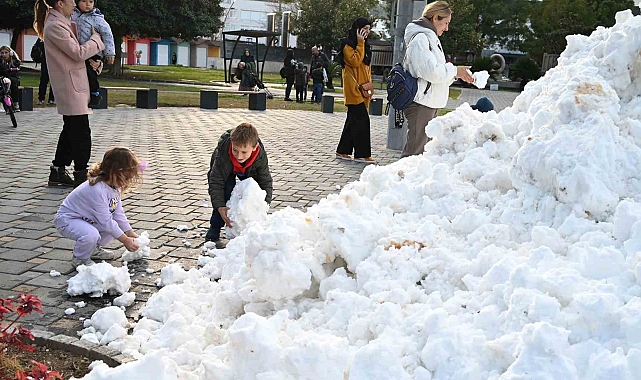 Kar yağmayan Antalya'ya çocuklar için yaylalardan kamyonlarla kar getirildi