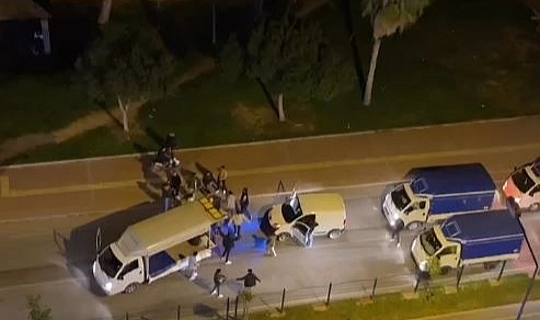 Kasası açık kamyonetle yolu kapatıp asker eğlencesi düzenlediler