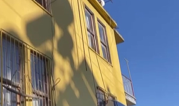 Kazaya karışan aracını iple binadan aşağıya sarkıttı