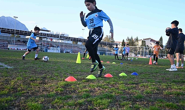Kemer Belediyesi, geleceğin futbolcularını yetiştiriyor