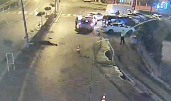 Kontrolden çıkan motosiklet aydınlatma direğine çarptı