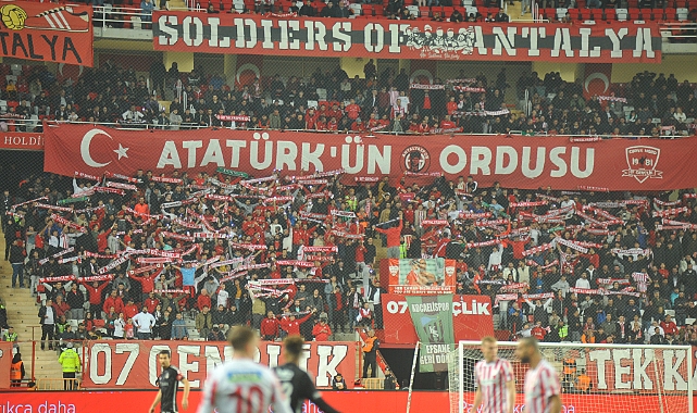 Maça tribünler damga vurdu