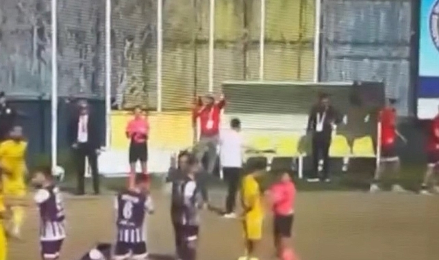 Maçta ilginç anlar: Kadın hakem itekledi, futbolcu defalarca yuvarlandı