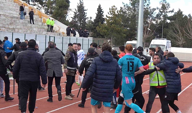 Maküspor - Didim Belediyespor maçının bitiş düdüğüyle saha karıştı