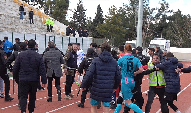 Maküspor - Didim Belediyespor maçının bitiş düdüğüyle saha karıştı