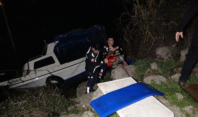 Manavgat Irmağı'nda batan tekneye vinçli kurtarma