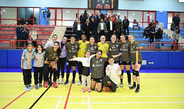 Mavi Kelebekler liderliği kaptırmıyor