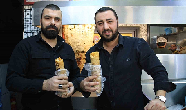 Mersin'de depremzedeler anısına 300 kilo döner ücretsiz dağıtıldı