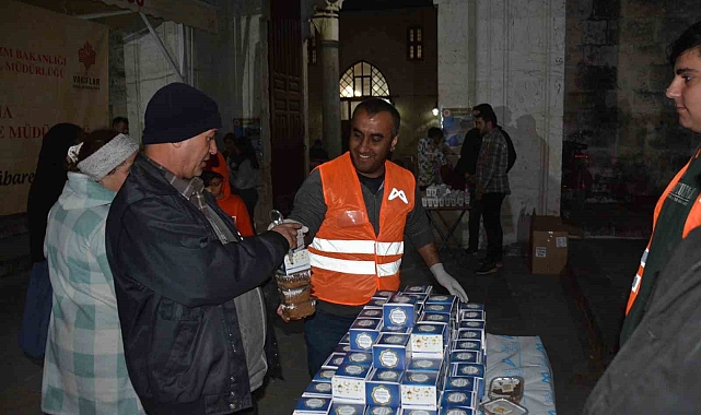 Mersin'de kandilde 15 bin simit dağıtıldı