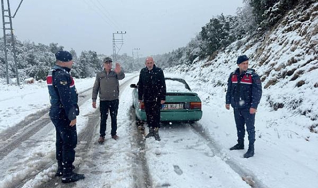 Mersin'de karda mahsur kalanları jandarma kurtardı