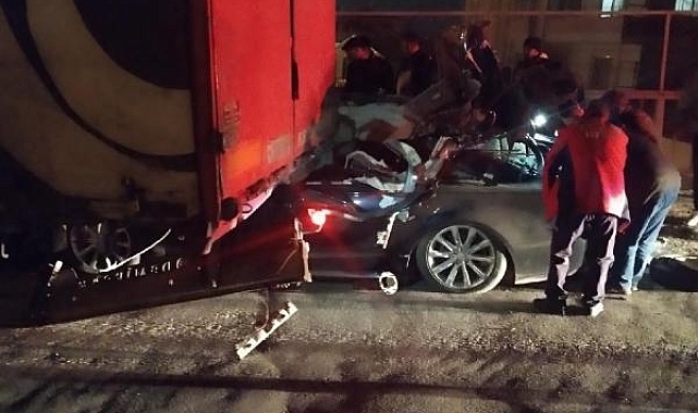 Mersin'de otomobil, TIR'a arkadan çarptı: 1 ölü, 3 yaralı