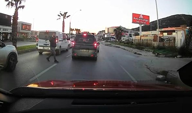Motosikletin yayaya çarptığı kaza, kamerada