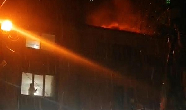 Muğla'da yıldırım düşen apartmanın çatısında yangın çıktı