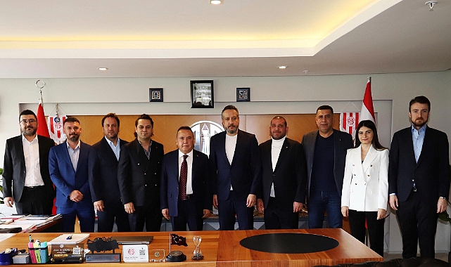 Muhitin Böcek Antalyaspor’u ziyaret etti