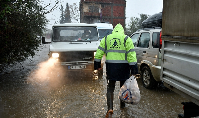 Muratpaşa’da aşevinden sel ve su baskını mağdurlarına sıcak yemek desteği