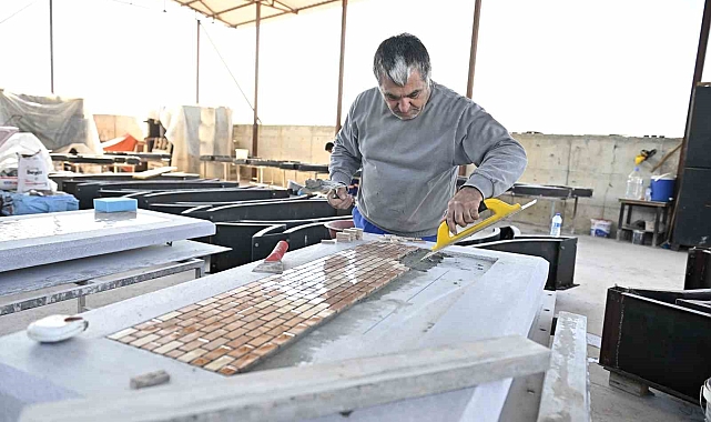 Muratpaşa'dan tekerlekli sandalye kullanımına uygun banklar üretiliyor