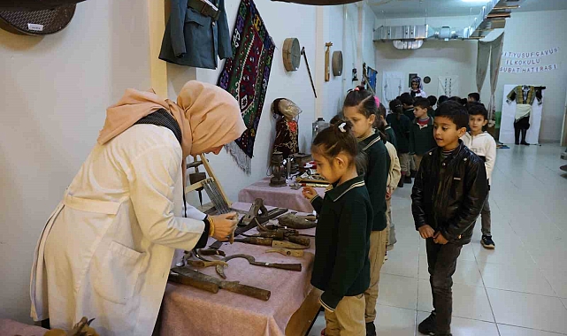 Okuldaki tarihi sergi öğrencileri geçmişe götürüyor