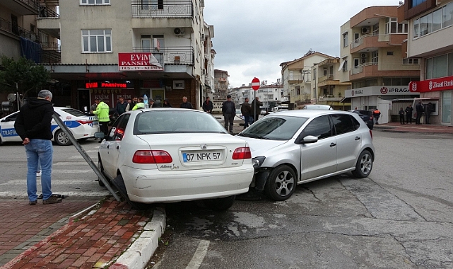Otomobiller kavşakta çarpıştı: 1 yaralı