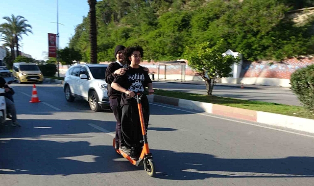 Oyuncak scooterıyla uygulamaya geldi, polisin önünde büyüklerine ders verdi