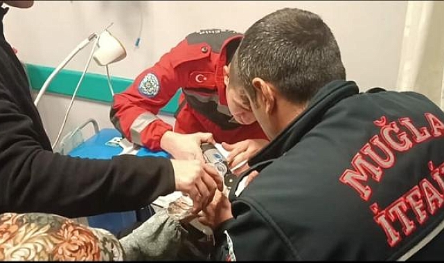 Parmağında sıkışan yüzüğü itfaiye çıkardı