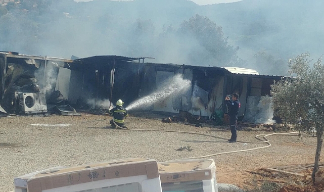 Şantiyede çıkan yangında 3 konteyner kül oldu