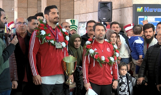 Serbest Güreş Milli Takımı'na coşkulu karşılama