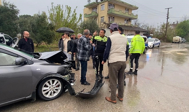 Serik'te iki otomobil çarpıştı, anne ve oğlu yaralandı
