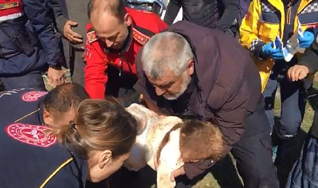 Sondaj kuyusuna düşen küçük Rabia'yı iple sarkıtılan itfaiye personeli kurtardı