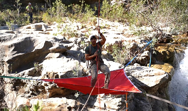 Uçurumun ortasına kurduğu hamağın halatı kopunca ölümden döndü