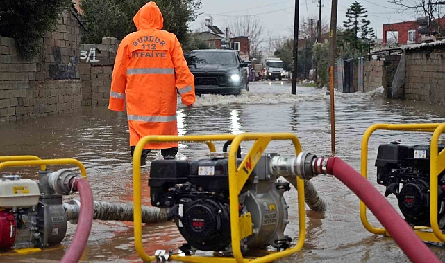 Yağmur sularının yuttuğu mahallede su seviyesi yarıya düştü