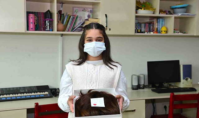 Yaşı küçük gönlü büyük: Saçlarını hediye etti