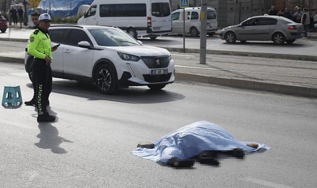Yaya geçidinde otomobil çarptı: 1 ölü, 1 yaralı