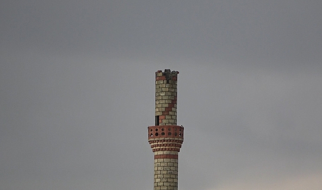 Yıldırım minareye isabet etti