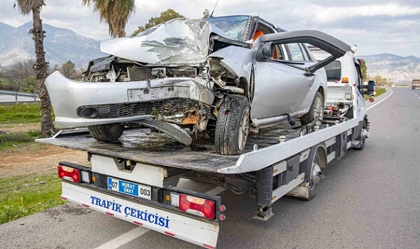 Yoldan çıkan otomobil palmiye ağacına çarptı: 1 ölü, 3 yaralı