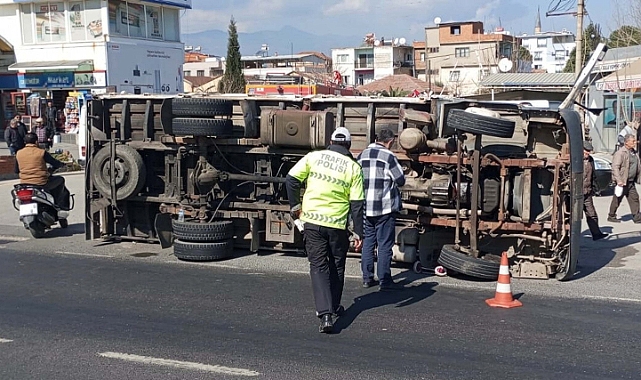 Yolun karşısına geçerken üzerine kamyonun devrilmesiyle öldü